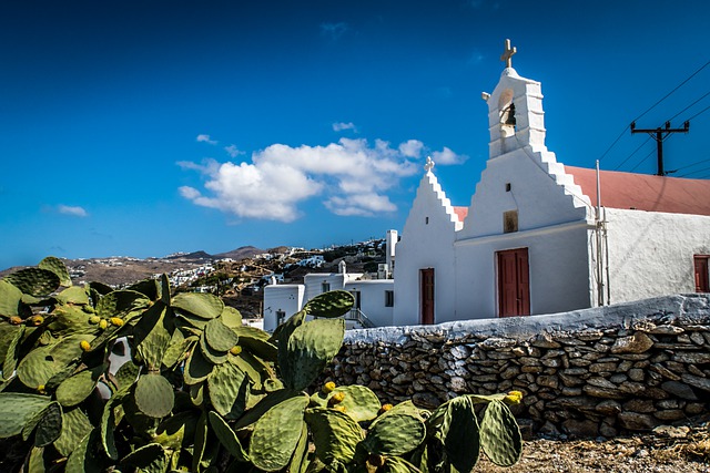 Únete a este viaje en grupo por las islas Griegas de Mikonos, Naxos y Santorini. Pasea por los pueblos blancos griegos, en barco y disfruta de atardeceres.