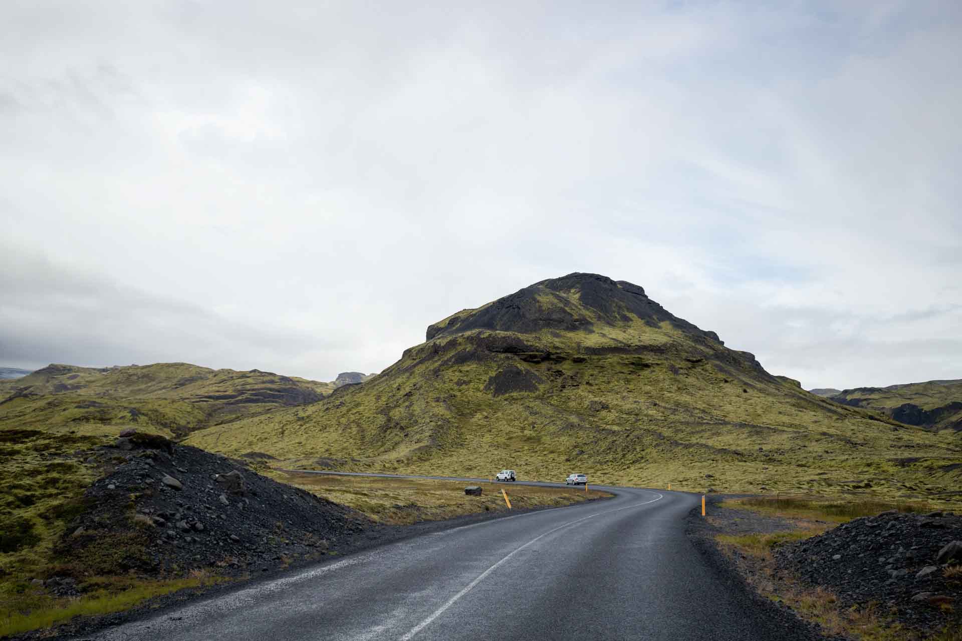 Únete a un viaje en grupo a Islandia, la tierra de fuego y hielo. Descubre las maravillas naturales de la famosa Ring Road, paisajes volcánicos y glaciares