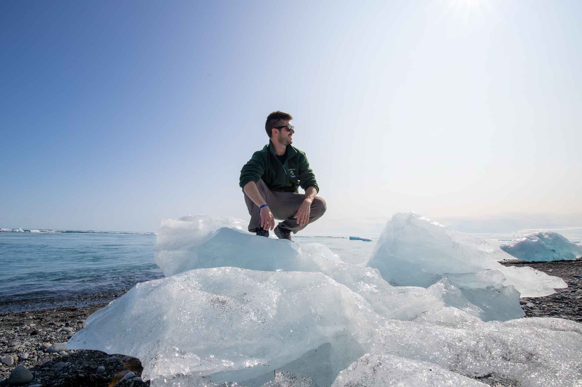 Únete a un viaje en grupo a Islandia, la tierra de fuego y hielo. Descubre las maravillas naturales de la famosa Ring Road, paisajes volcánicos y glaciares