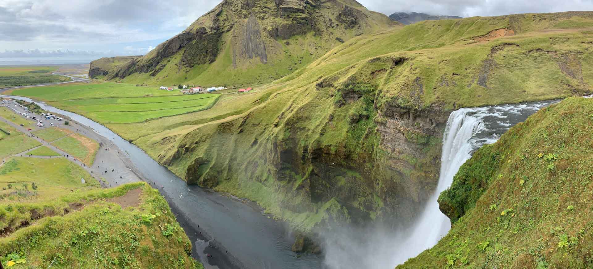 Únete a un viaje en grupo a Islandia, la tierra de fuego y hielo. Descubre las maravillas naturales de la famosa Ring Road, paisajes volcánicos y glaciares