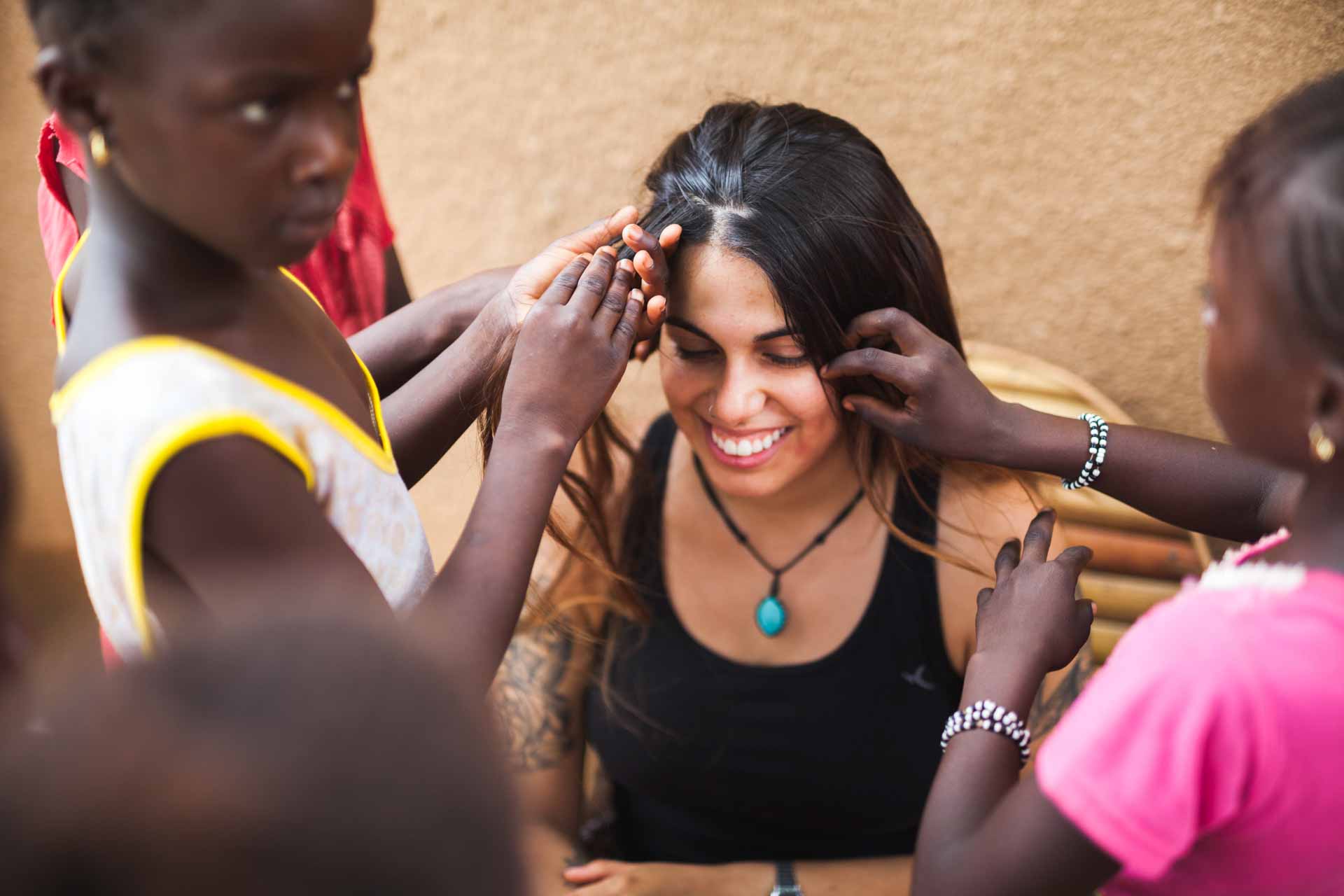 Descubre el país de las sonrisas. Viaja con un grupo a descubrir las maravillas del país Basari y alojándonos en campamentos solidarios.