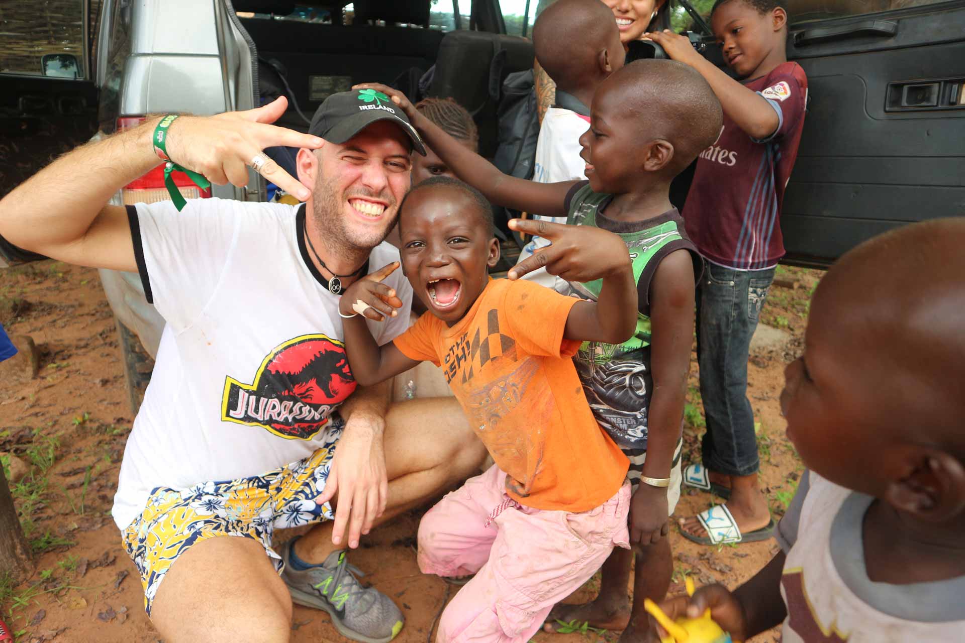 Descubre el país de las sonrisas. Viaja con un grupo a descubrir las maravillas del país Basari y alojándonos en campamentos solidarios.